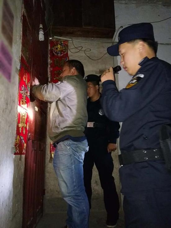 瓮安县粗心妈妈误将幼女锁家中 